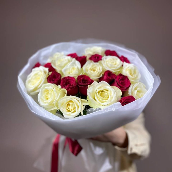 Букет их красных и белых 25 роз в Липецке