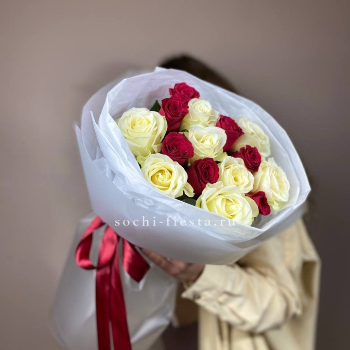 Букет из красных белых 15 роз в Липецке