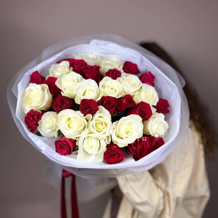 Букет из красных белых 35 роз в Липецке