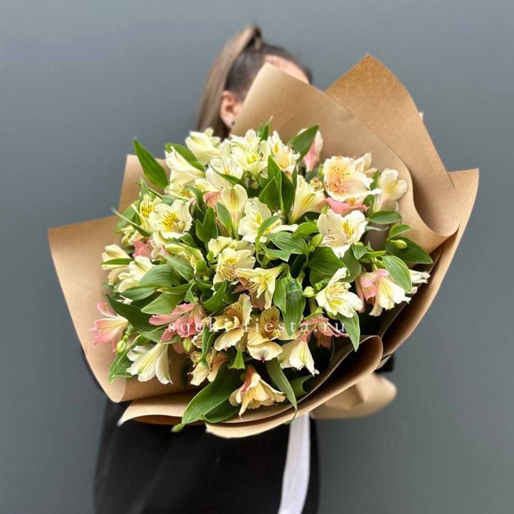 Букет альстромерий в крафте в Липецке