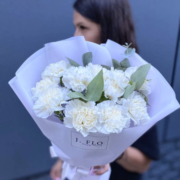 Букет белых диантусов с эвкалиптом в Липецке