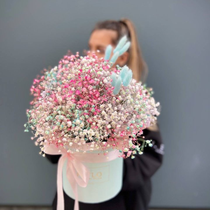 9 Радужных гипсофилы в шляпной коробке в Липецке