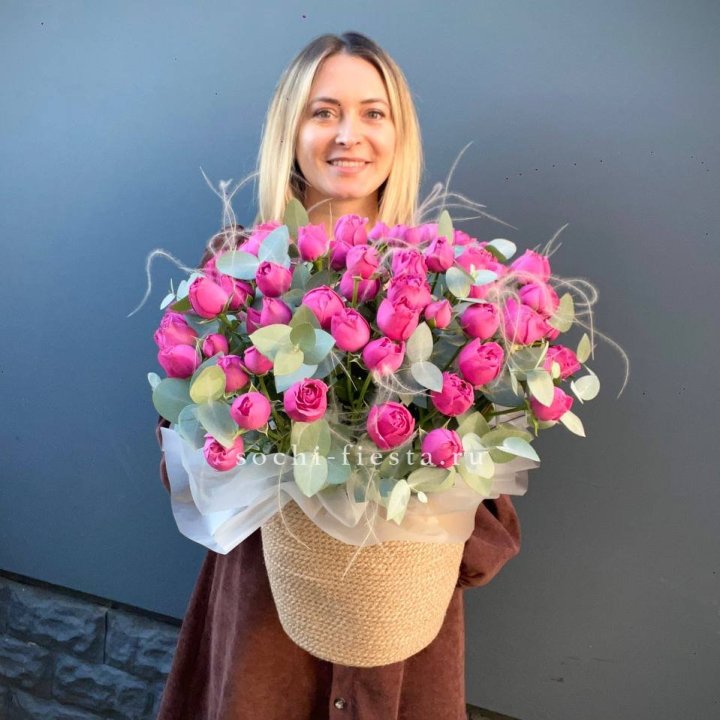 Пионовидные розы  в джутовом кашпо  в Липецке