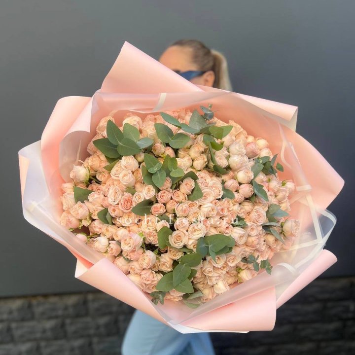 101 кустовая роза с эвкалиптом в Липецке