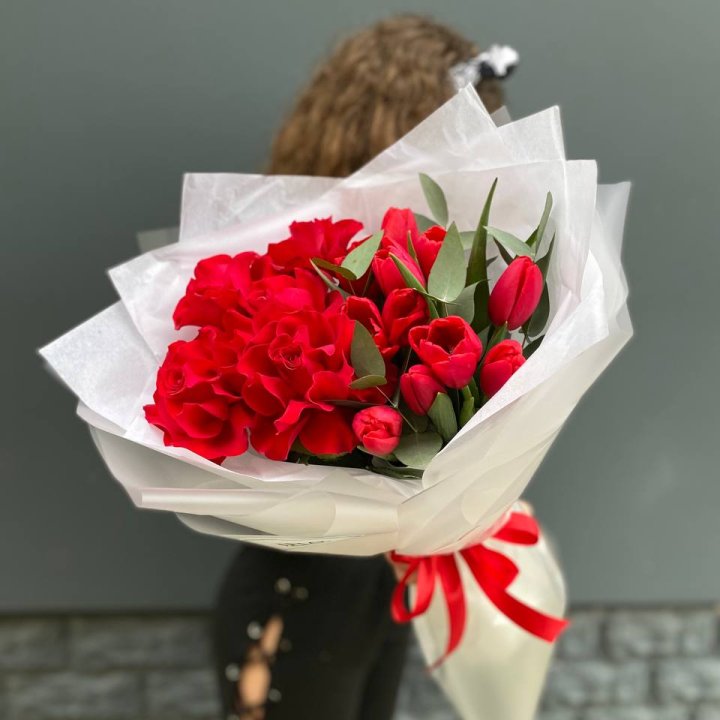 Дуо тюльпаны и розы в Липецке