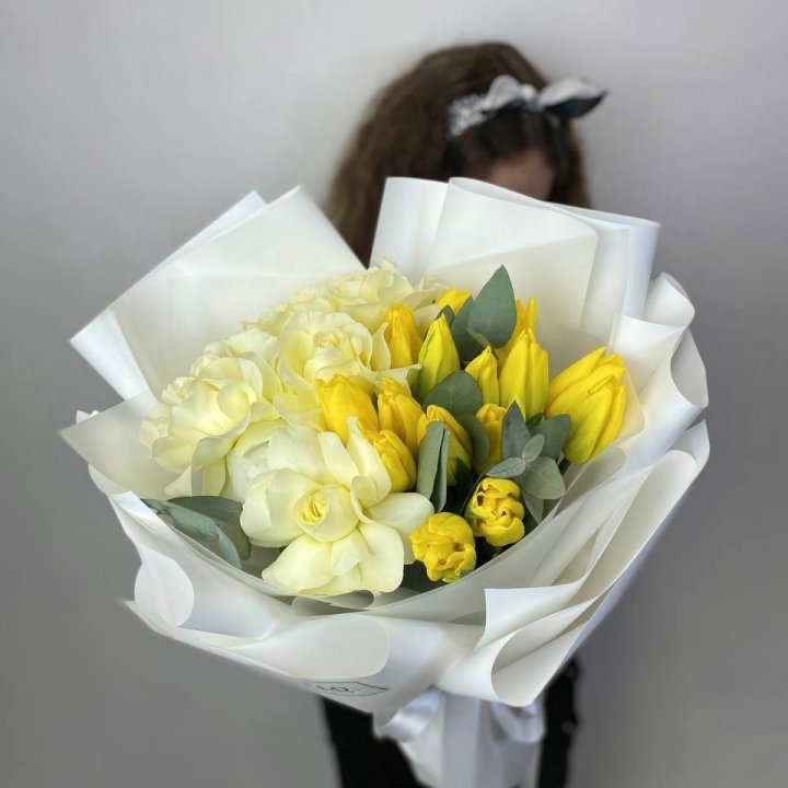 Дуо жёлтые тюльпаны и розы в Липецке