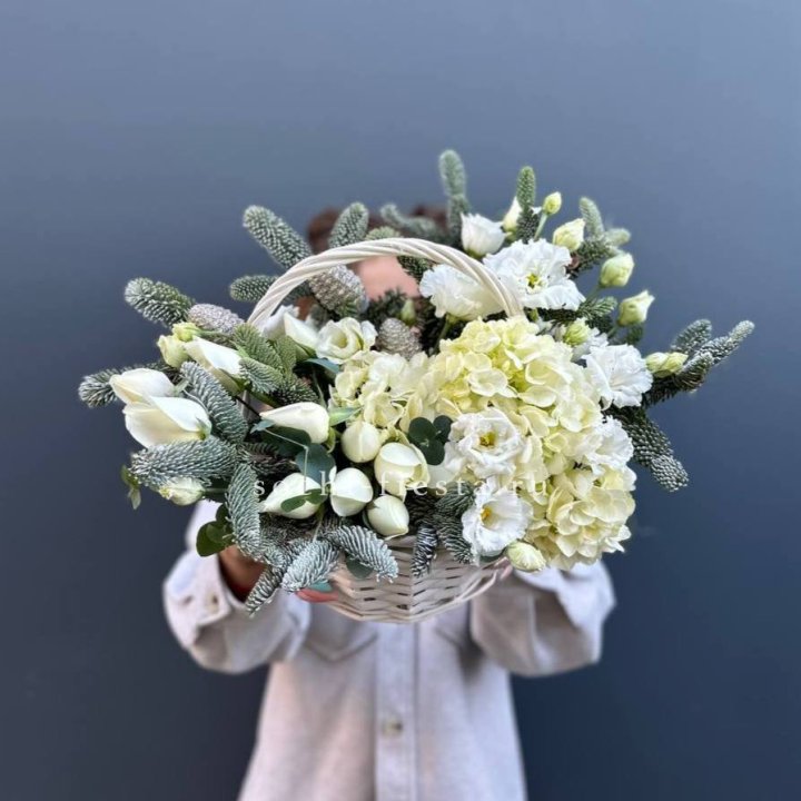 Новогодняя корзина с цветами в Липецке