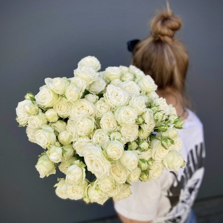 Охапка кустовых роз бомбастик  в Липецке