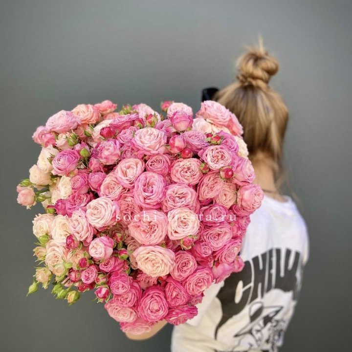 Охапка кустовых роз бомбастик пинк в Липецке