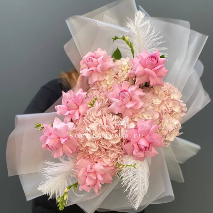  Букет  из гортензий и розовых роз в Липецке