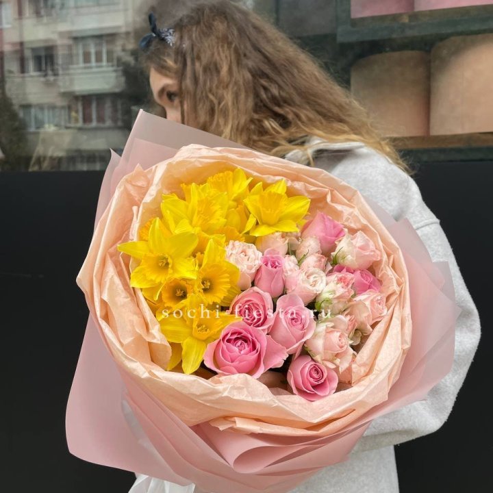 Букет роз и нарциссов в Липецке