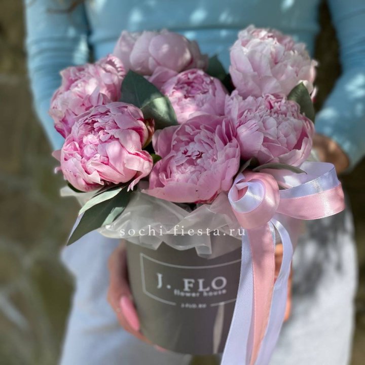 Цилиндр пионов с эвкалиптом в Липецке