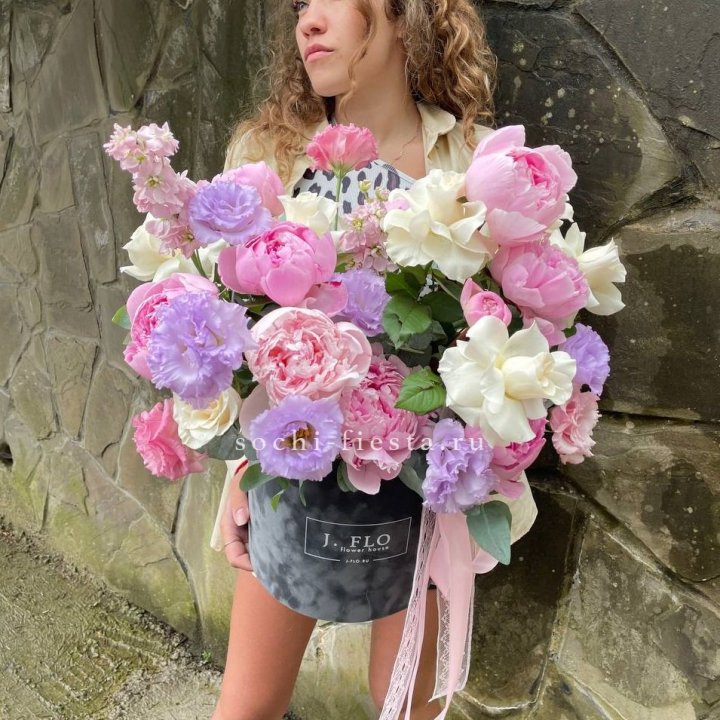 Дизайнерский цилиндр с пионами в Липецке