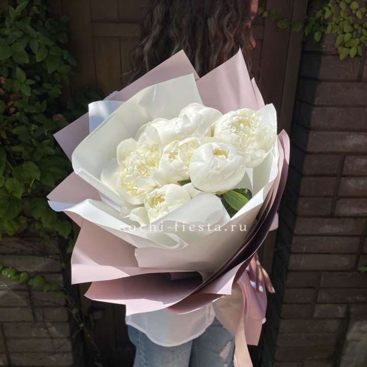 9 белоснежных пионов в Липецке