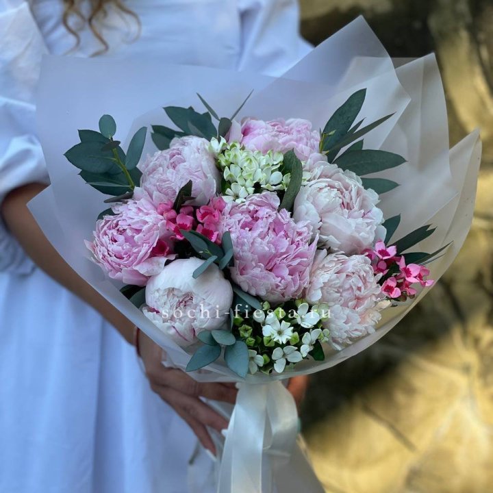 7 зефирных пионов с эвкалиптом в Липецке