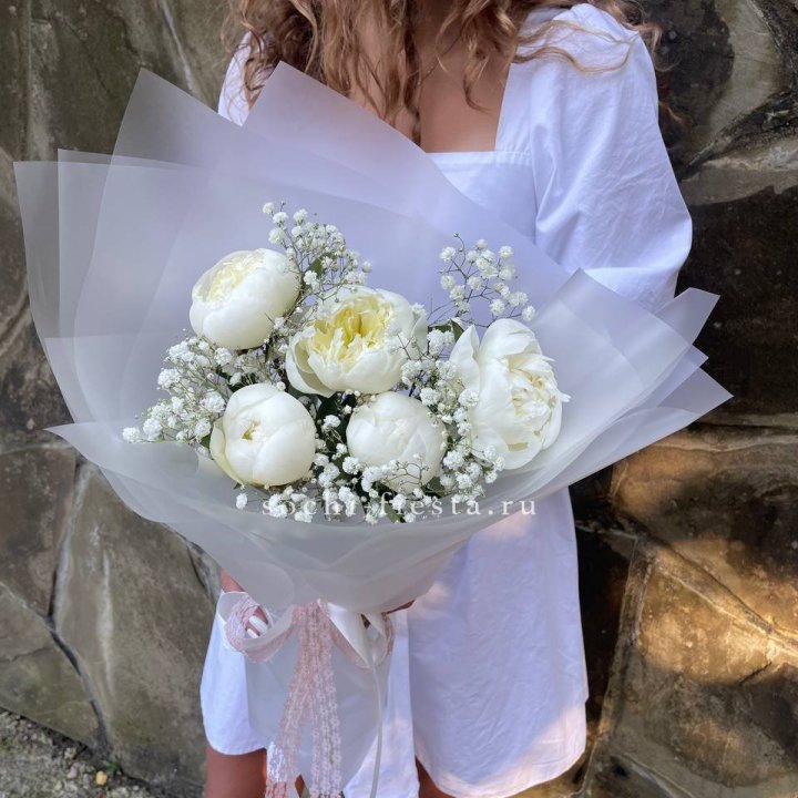 Букет белых пионов "Файв" в Липецке