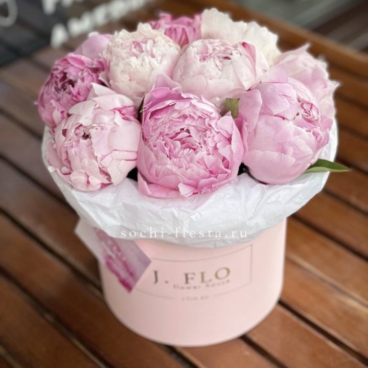 Цилиндр с пионами "Лилу" в Липецке