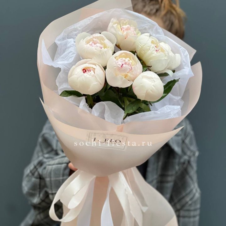 Букет белых пионов в Липецке