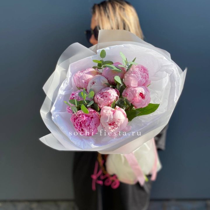 9 пионов с эвкалиптом в Липецке