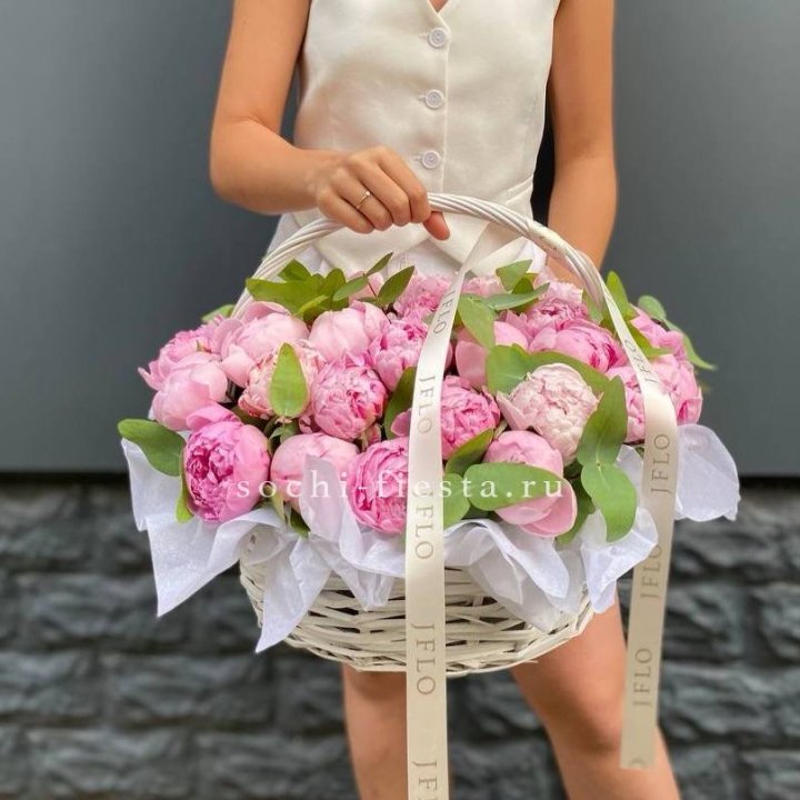 29 пионов в корзине в Липецке