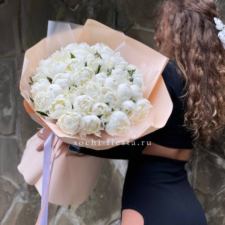 35 белых пион в Липецке