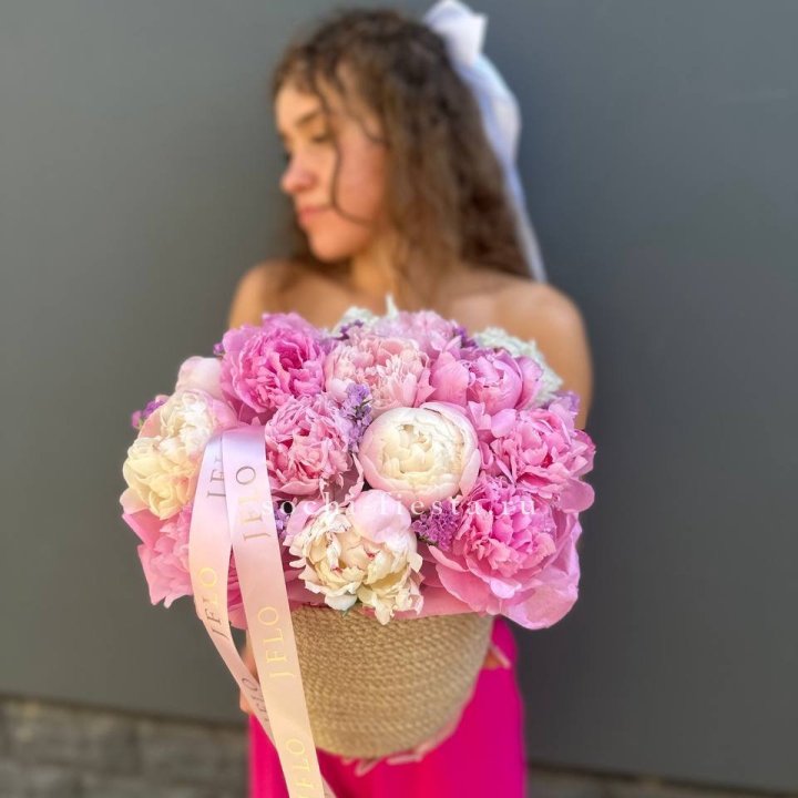 15 пионов в джутовом кашпо в Липецке