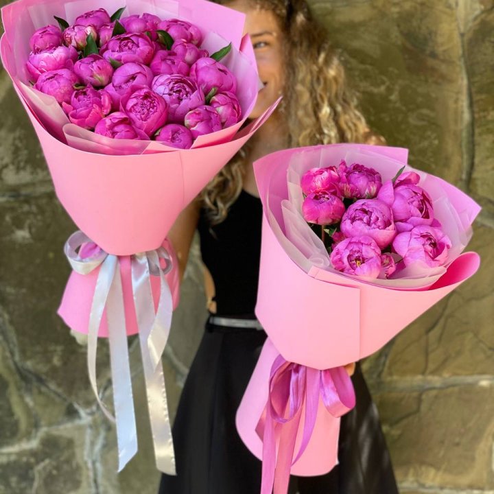 Букет ярких пионов  в Липецке