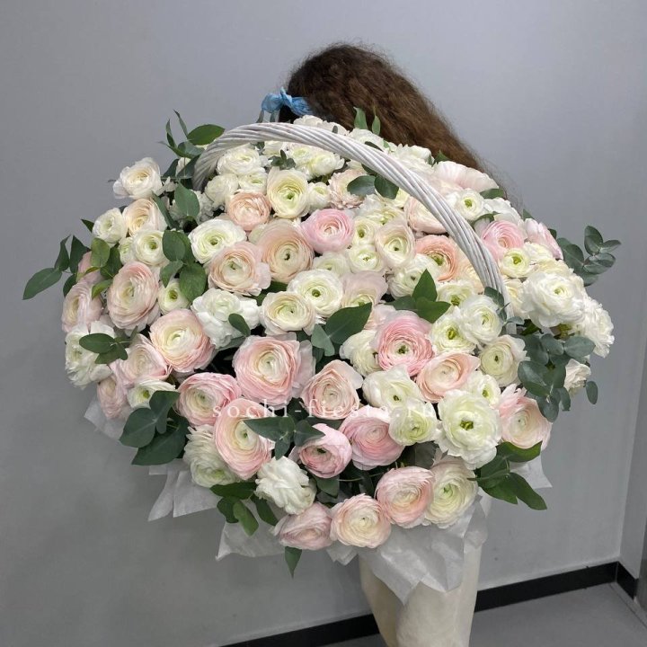 Ранункулюсы в корзине в Липецке