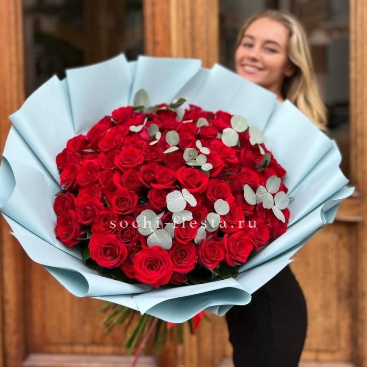101 красная роза с эвкалиптом в Липецке