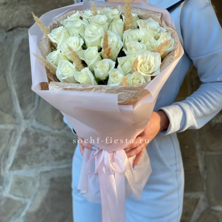 25 белых роз с сухоцветами в Липецке
