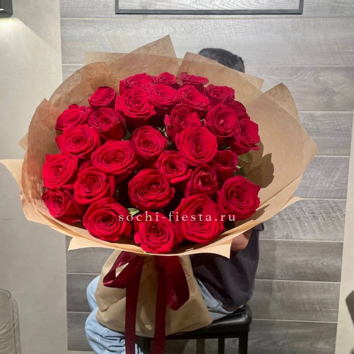 37 красных роз в крафте в Липецке