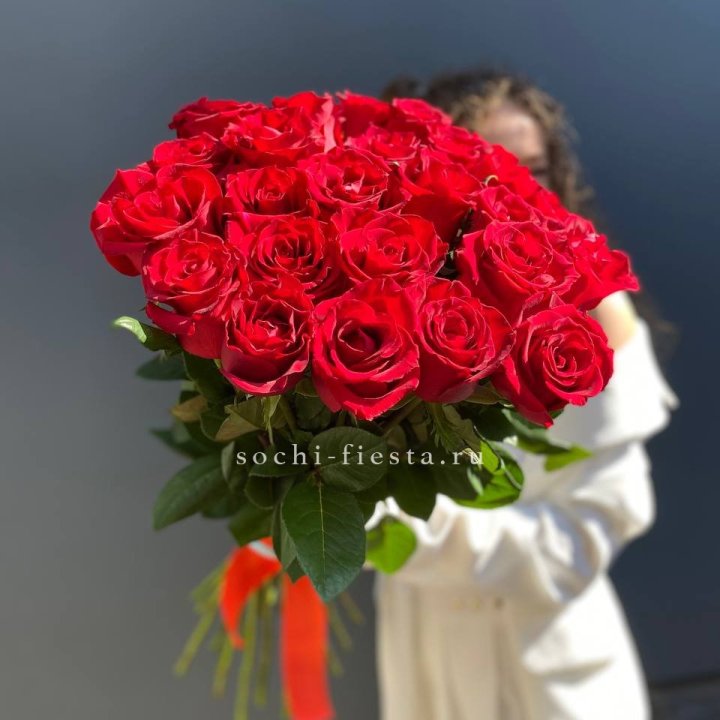 25 высоких красных роз в Липецке