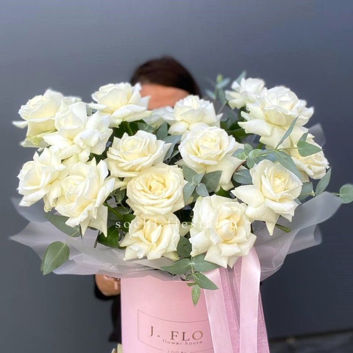 17 Французских белых роз в боксе в Липецке