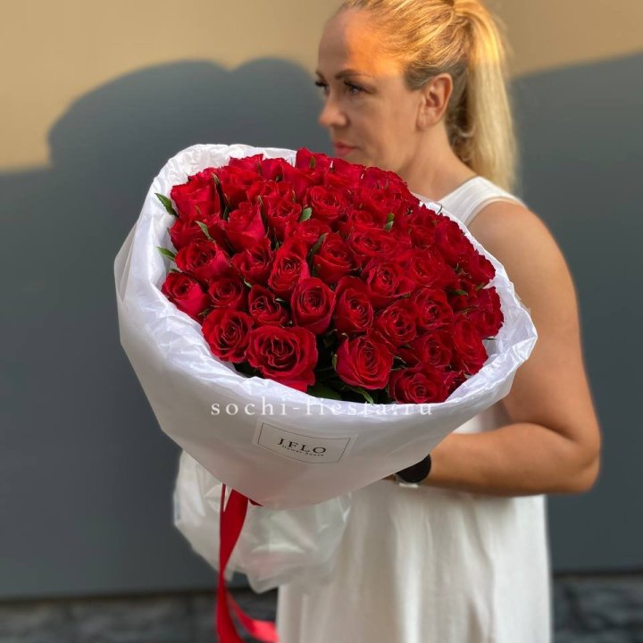 51 роза мадам ред в нежном оформлении в Липецке