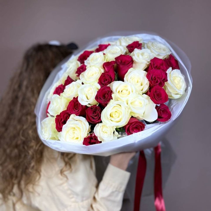 Букет из красных белых 45 роз в Липецке