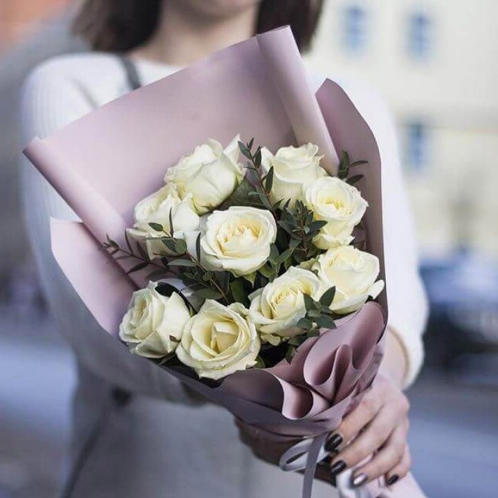 9 белых  роз "Минт" в Липецке