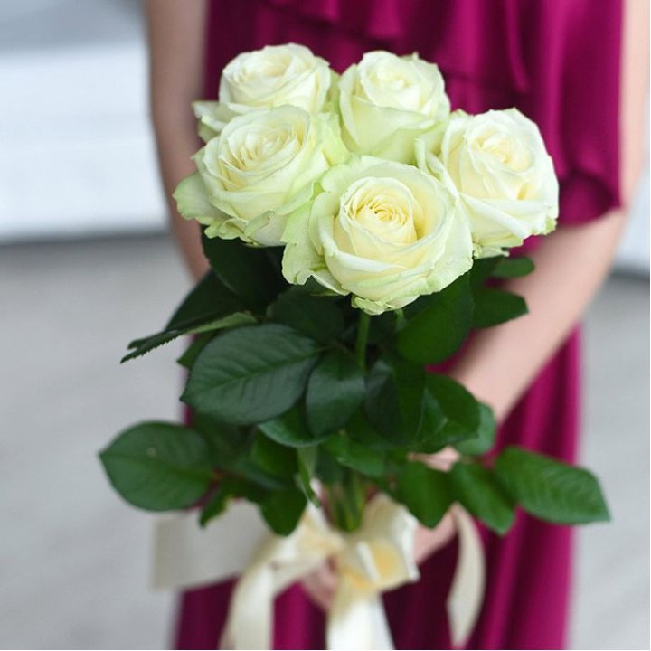 5 белых роз в Липецке