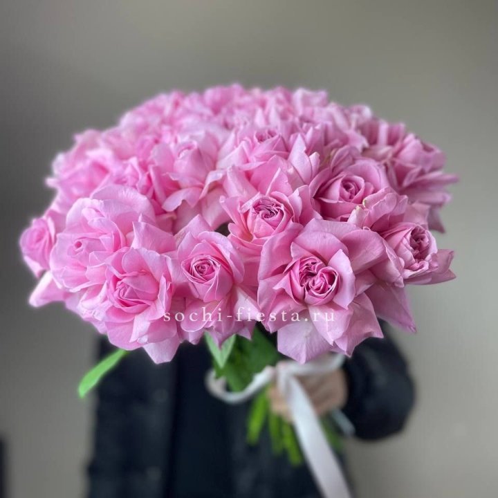25 розовых французских роз в Липецке