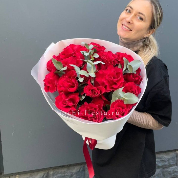 17 Красных французских роз в Липецке