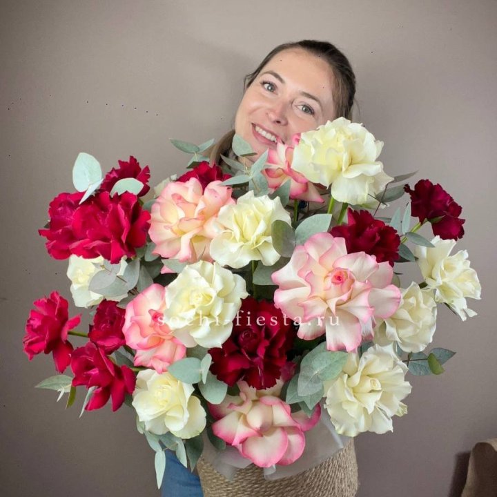 35 французских роз микс в джутовом боксе в Липецке