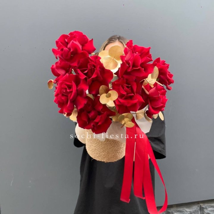 Красные французские розы в джутовом кашпо в Липецке