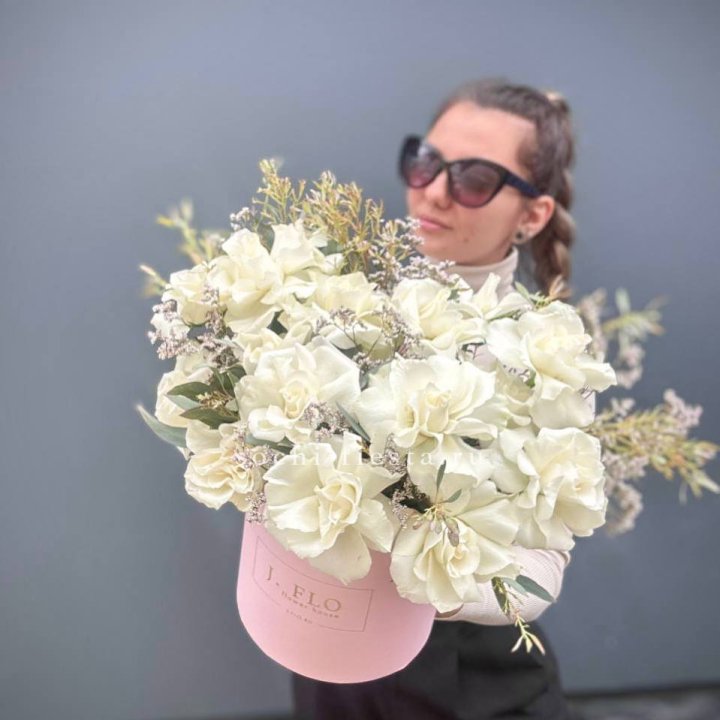 17 Французских белых роз в коробке Афина в Липецке