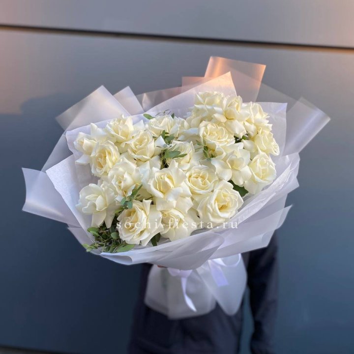 Пышный букет из белых роз в Липецке