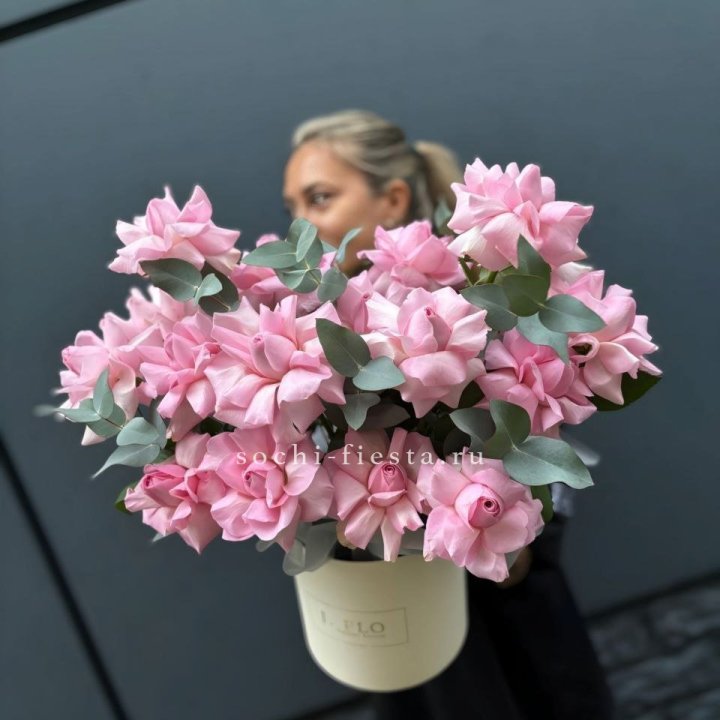 17 Розовых французских роз в боксе в Липецке