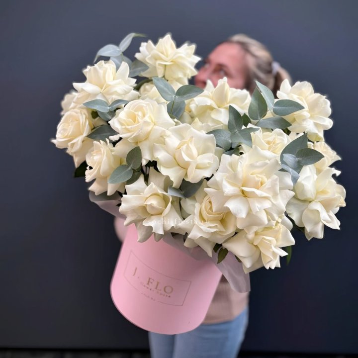 25 Французских белых роз в боксе в Липецке