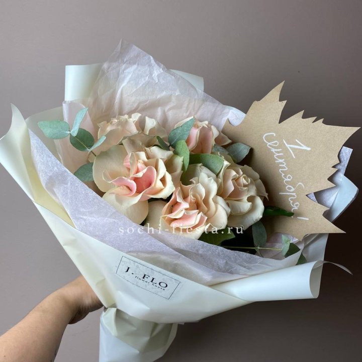 Букет кремовых роз к дню знаний в Липецке