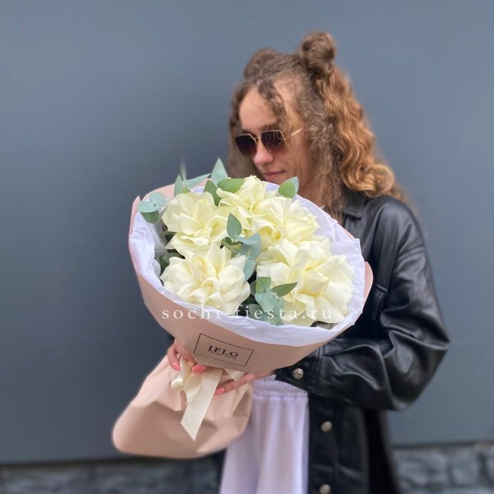 5 Белых французских роз в Липецке