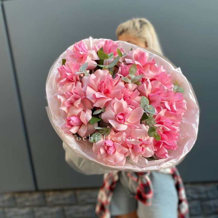 17 розовых роз в Липецке