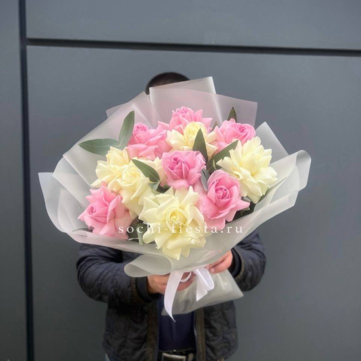 11 бело-розовых роз в Липецке