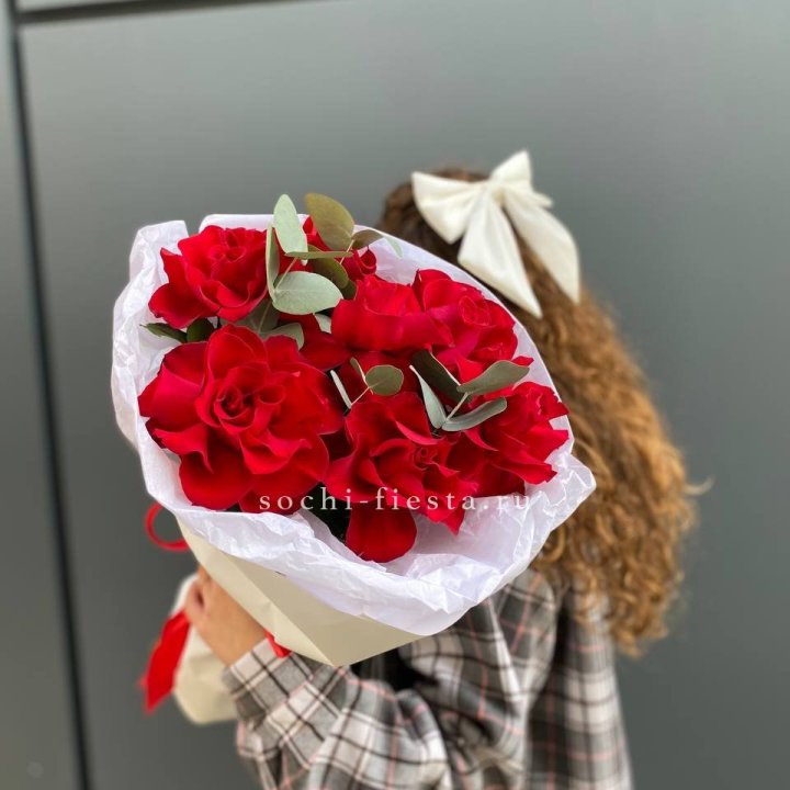 7 красных французских роз в Липецке